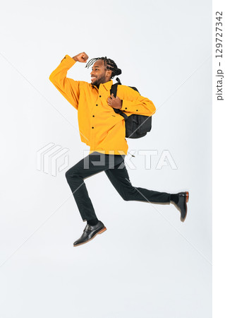 ジャンプする黒人男性の全身写真 ジャンプする黒人男性の全身写真 129727342