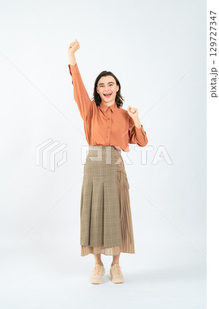 ガッツポーズする白人女性の全身写真 ガッツポーズする白人女性の全身写真 129727347