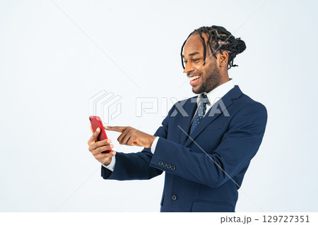 スマホを使う黒人男性ビジネスパーソン 129727351