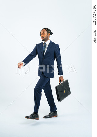歩く黒人男性ビジネスパーソンの全身写真 歩く黒人男性ビジネスパーソンの全身写真 129727366