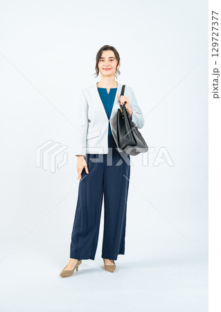 白人女性ビジネスパーソンの全身写真 129727377