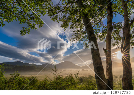 夏の奥日光小田代原から朝霧煙る日の出と朝焼け雲 129727786