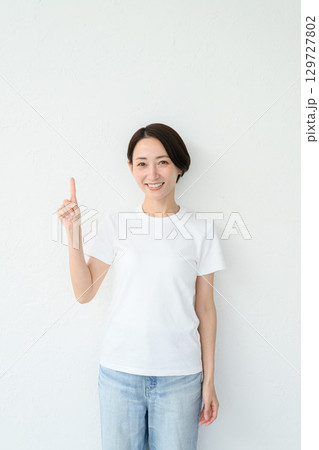 指差しポーズをする女性 指差しポーズをする女性 129727802