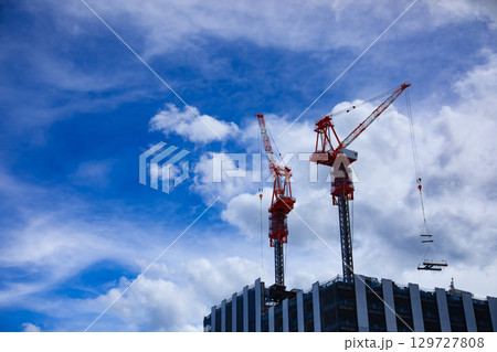 東京都新宿駅前・工事現場のクレーン【開発イメージ】 129727808