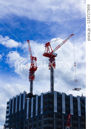 東京都新宿駅前・工事現場のクレーン【開発イメージ】 東京都新宿駅前・工事現場のクレーン【開発イメージ】 129727809