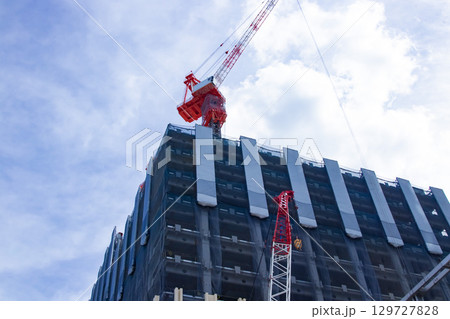 東京都新宿駅前・工事現場のクレーン【開発イメージ】 129727828