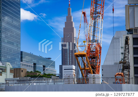 東京都新宿駅前・工事現場のクレーン【開発イメージ】 129727877