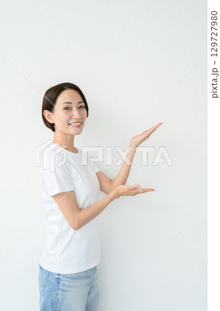 ポーズをする女性 ポーズをする女性 129727980