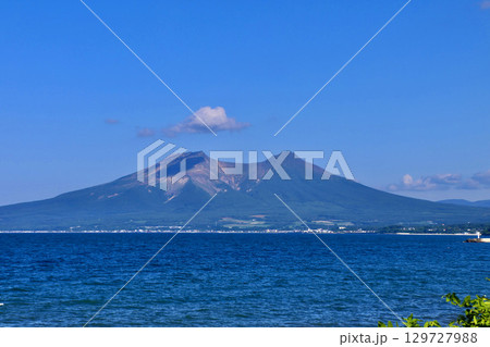 内浦港と北海道駒ヶ岳（北海道） 129727988
