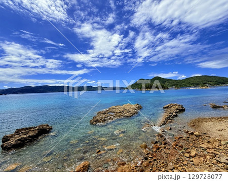 長崎県・五島列島・奈留島の千畳敷をドローンで空撮した岩場と海の風景 129728077