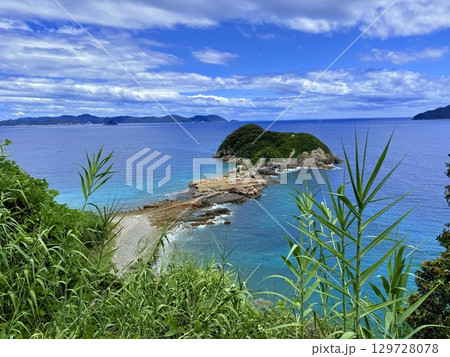 長崎県・五島列島・奈留島の千畳敷をドローンで空撮した岩場と海の風景 129728078