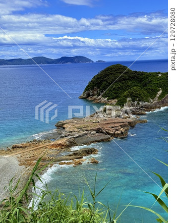 長崎県・五島列島・奈留島の千畳敷をドローンで空撮した岩場と海の風景 129728080