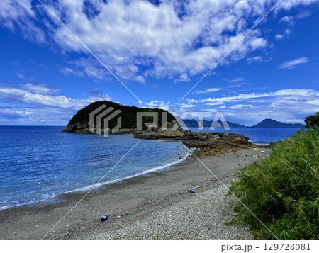 長崎県・五島列島・奈留島の千畳敷をドローンで空撮した岩場と海の風景 129728081