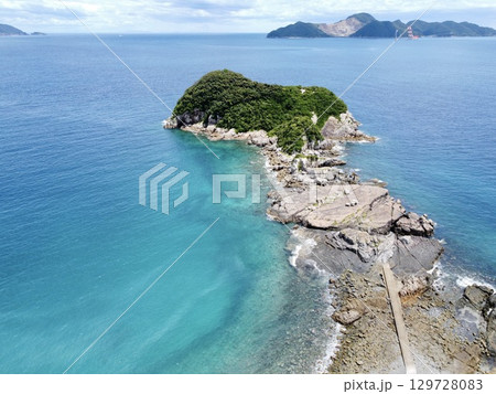 長崎県・五島列島・奈留島の千畳敷をドローンで空撮した岩場と海の風景 長崎県・五島列島・奈留島の千畳敷をドローンで空撮した岩場と海の風景 129728083