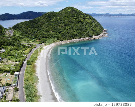 長崎県・五島列島・奈留島の千畳敷をドローンで空撮した岩場と海の風景 129728085