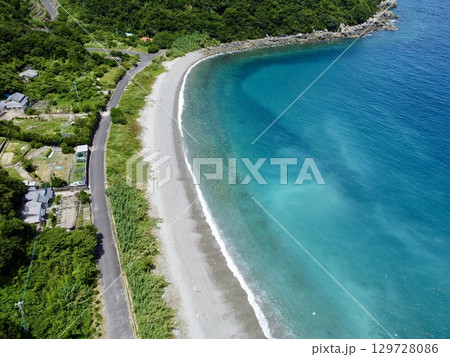 長崎県・五島列島・奈留島の千畳敷をドローンで空撮した岩場と海の風景 129728086