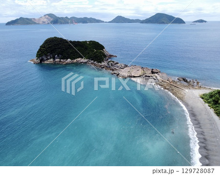 長崎県・五島列島・奈留島の千畳敷をドローンで空撮した岩場と海の風景 129728087