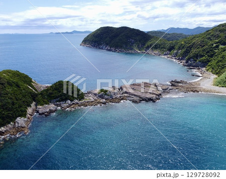 長崎県・五島列島・奈留島の千畳敷をドローンで空撮した岩場と海の風景 129728092