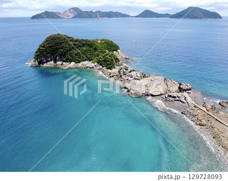 長崎県・五島列島・奈留島の千畳敷をドローンで空撮した岩場と海の風景 長崎県・五島列島・奈留島の千畳敷をドローンで空撮した岩場と海の風景 129728093