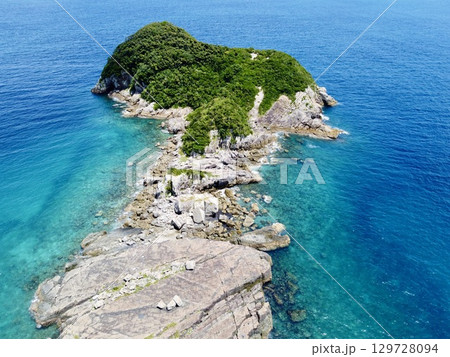 長崎県・五島列島・奈留島の千畳敷をドローンで空撮した岩場と海の風景 129728094
