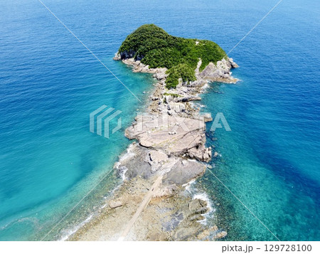 長崎県・五島列島・奈留島の千畳敷をドローンで空撮した岩場と海の風景 129728100
