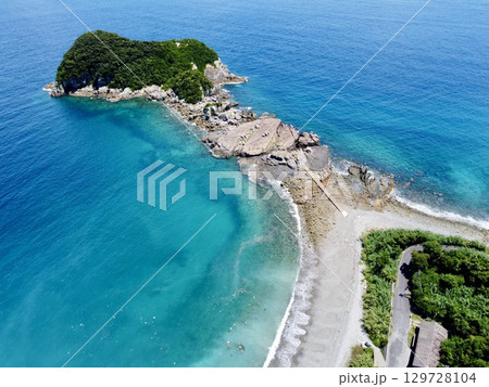 長崎県・五島列島・奈留島の千畳敷をドローンで空撮した岩場と海の風景 129728104