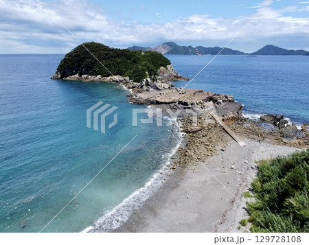 長崎県・五島列島・奈留島の千畳敷をドローンで空撮した岩場と海の風景 129728108