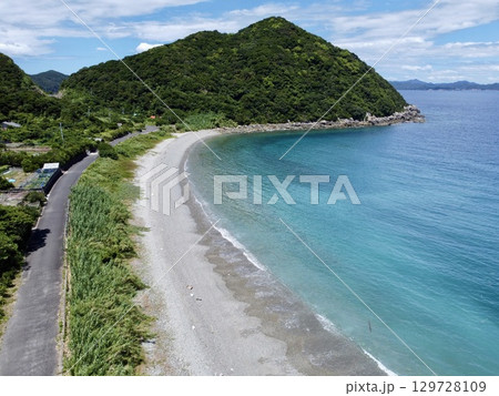 長崎県・五島列島・奈留島の千畳敷をドローンで空撮した岩場と海の風景 129728109