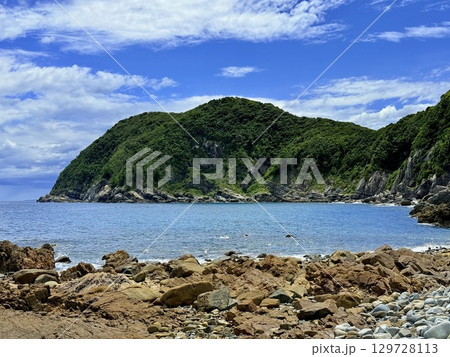 長崎県・五島列島・奈留島の千畳敷をドローンで空撮した岩場と海の風景 長崎県・五島列島・奈留島の千畳敷をドローンで空撮した岩場と海の風景 129728113