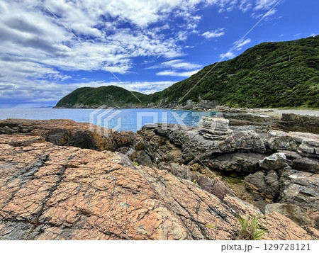 長崎県・五島列島・奈留島の千畳敷をドローンで空撮した岩場と海の風景 長崎県・五島列島・奈留島の千畳敷をドローンで空撮した岩場と海の風景 129728121