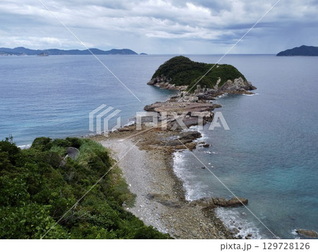 長崎県・五島列島・奈留島の千畳敷をドローンで空撮した岩場と海の風景 129728126