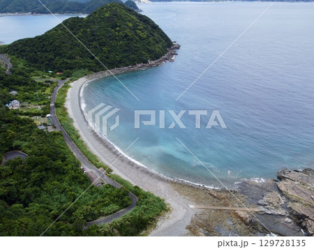 長崎県・五島列島・奈留島の千畳敷をドローンで空撮した岩場と海の風景 長崎県・五島列島・奈留島の千畳敷をドローンで空撮した岩場と海の風景 129728135