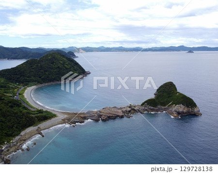 長崎県・五島列島・奈留島の千畳敷をドローンで空撮した岩場と海の風景 129728138