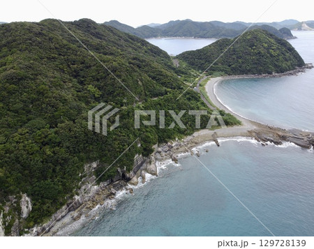 長崎県・五島列島・奈留島の千畳敷をドローンで空撮した岩場と海の風景 129728139