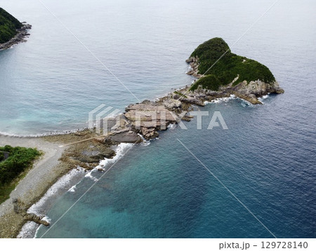 長崎県・五島列島・奈留島の千畳敷をドローンで空撮した岩場と海の風景 129728140