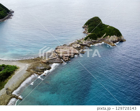 長崎県・五島列島・奈留島の千畳敷をドローンで空撮した岩場と海の風景 長崎県・五島列島・奈留島の千畳敷をドローンで空撮した岩場と海の風景 129728143