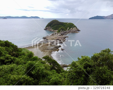 長崎県・五島列島・奈留島の千畳敷をドローンで空撮した岩場と海の風景 長崎県・五島列島・奈留島の千畳敷をドローンで空撮した岩場と海の風景 129728148