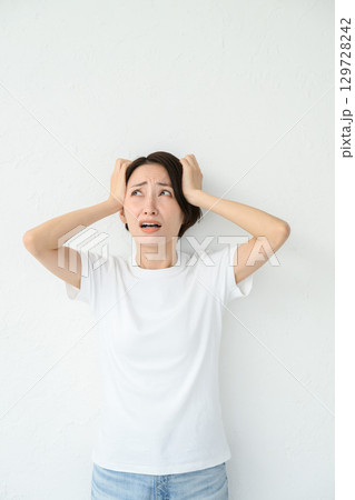 悩む女性 129728242