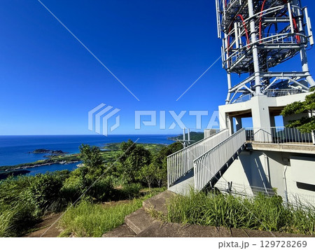 奈留島の城岳展望台から望む青い海と島々の景観 129728269