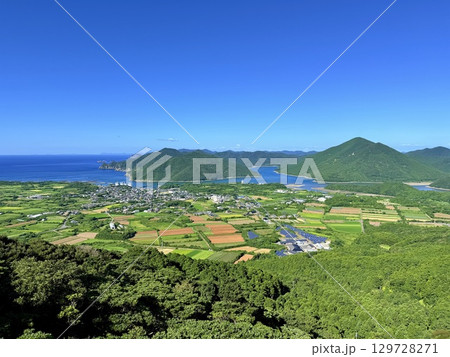 奈留島の城岳展望台から望む青い海と島々の景観 奈留島の城岳展望台から望む青い海と島々の景観 129728271