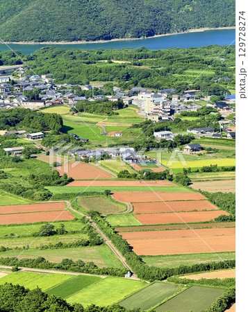 奈留島の城岳展望台から望む青い海と島々の景観 奈留島の城岳展望台から望む青い海と島々の景観 129728274