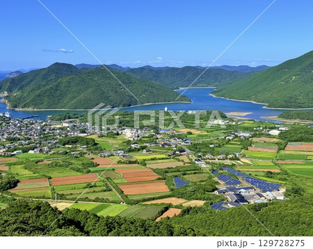 奈留島の城岳展望台から望む青い海と島々の景観 奈留島の城岳展望台から望む青い海と島々の景観 129728275