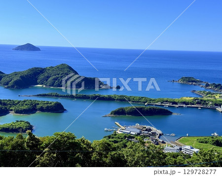 奈留島の城岳展望台から望む青い海と島々の景観 奈留島の城岳展望台から望む青い海と島々の景観 129728277