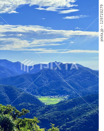 奈留島の城岳展望台から望む青い海と島々の景観 129728279