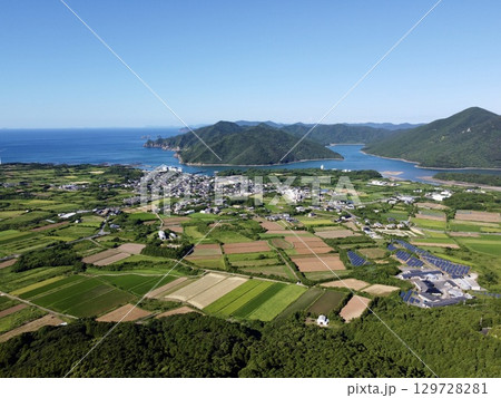 奈留島の城岳展望台から望む青い海と島々の景観 129728281