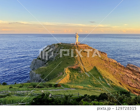 長崎県・五島列島・福江島の大瀬崎灯台と夕暮れの海の絶景 長崎県・五島列島・福江島の大瀬崎灯台と夕暮れの海の絶景 129728315