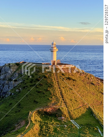 長崎県・五島列島・福江島の大瀬崎灯台と夕暮れの海の絶景 長崎県・五島列島・福江島の大瀬崎灯台と夕暮れの海の絶景 129728317