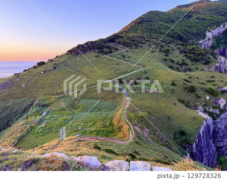 長崎県・五島列島・福江島の大瀬崎灯台と夕暮れの海の絶景 長崎県・五島列島・福江島の大瀬崎灯台と夕暮れの海の絶景 129728326