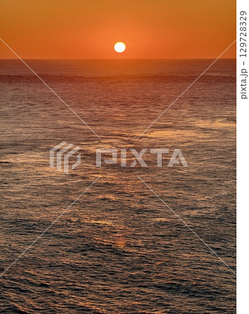 長崎県・五島列島・福江島の大瀬崎灯台と夕暮れの海の絶景 129728329