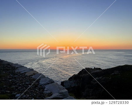 長崎県・五島列島・福江島の大瀬崎灯台と夕暮れの海の絶景 129728330